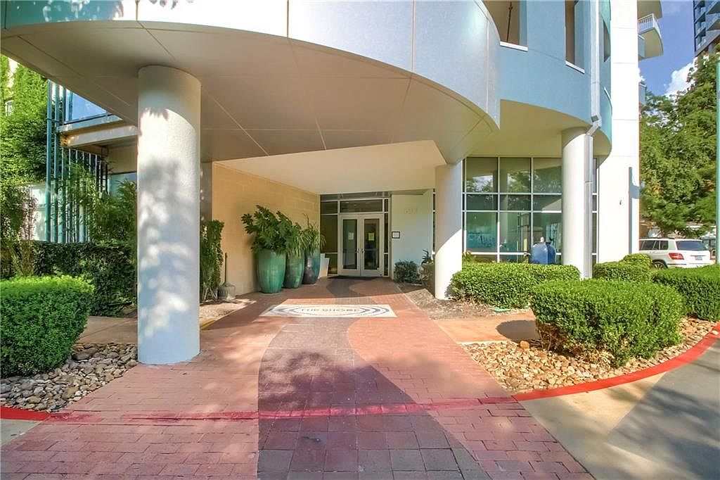Front exterior view of 603 Davis St Unit 103 with entry and landscaping